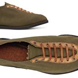 Ein Schuh in Khaki-Grün