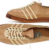 Ein Schuh in Beige mit drei helleren Streifen