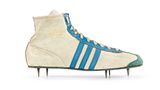 Ein Schuh mit spitzen Stollen
