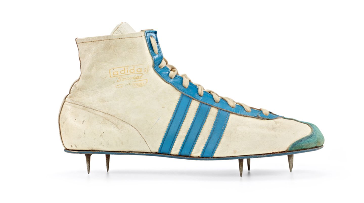 Ein Schuh mit spitzen Stollen