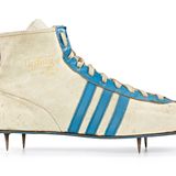 Ein Schuh mit spitzen Stollen