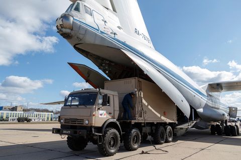 Russland, Moskau: Ein Militärlastwagen wird auf ein Bord eines Frachtflugzeugs Typ Iljuschin Il-76 geladen