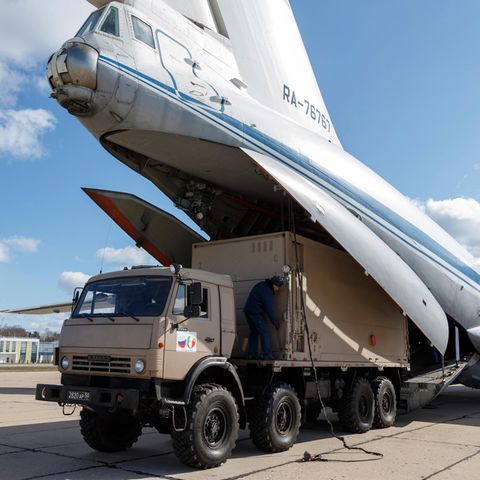 Russland, Moskau: Ein Militärlastwagen wird auf ein Bord eines Frachtflugzeugs Typ Iljuschin Il-76 geladen