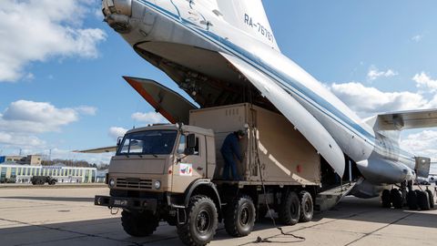 Russland, Moskau: Ein Militärlastwagen wird auf ein Bord eines Frachtflugzeugs Typ Iljuschin Il-76 geladen