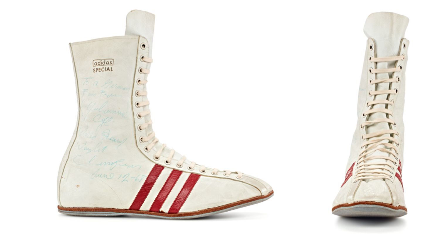"The adidas Archive" Weiße Boxschuhe mit roten Streifen und einer Widmung