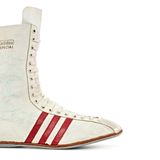 Weiße Boxschuhe mit roten Streifen und einer Widmung