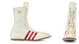Weiße Boxschuhe mit roten Streifen und einer Widmung