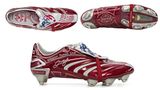 Eine rot-metallic glänzender Stollenschuh