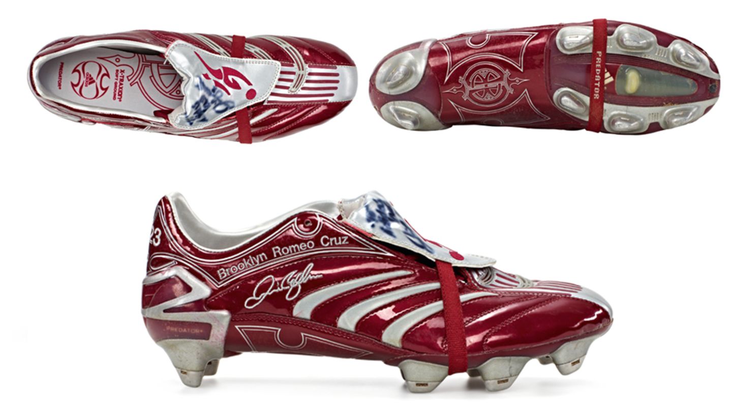 Eine rot-metallic glänzender Stollenschuh