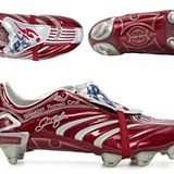 Eine rot-metallic glänzender Stollenschuh