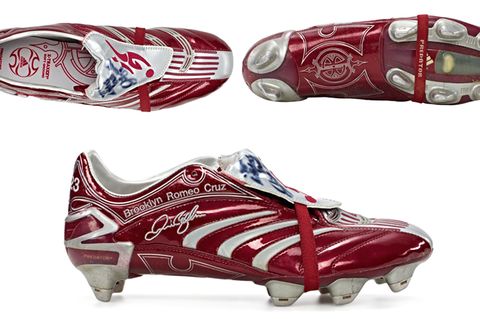 Eine rot-metallic glänzender Stollenschuh