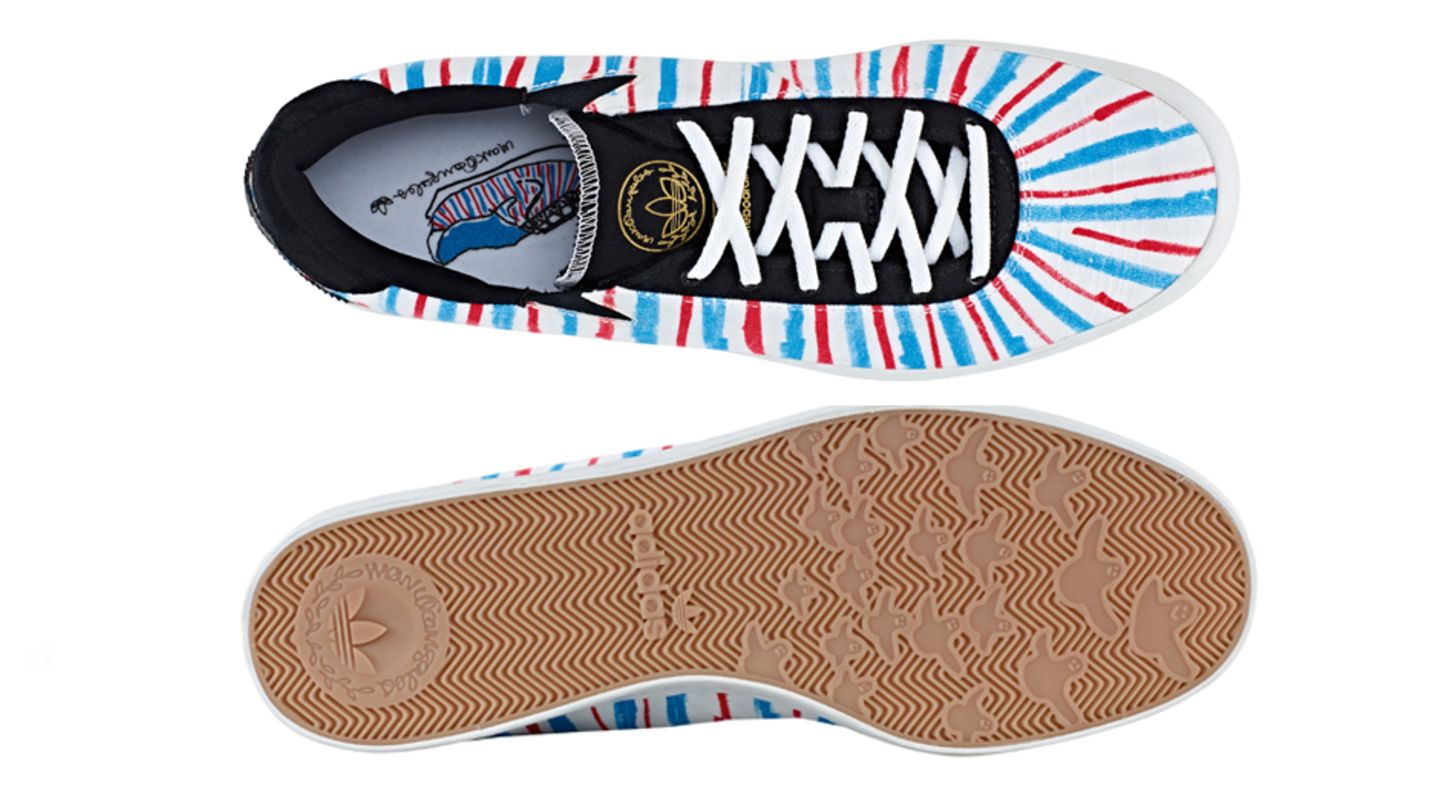 Ein weißer Schuh mit blauen und roten Streifen