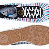 Ein weißer Schuh mit blauen und roten Streifen