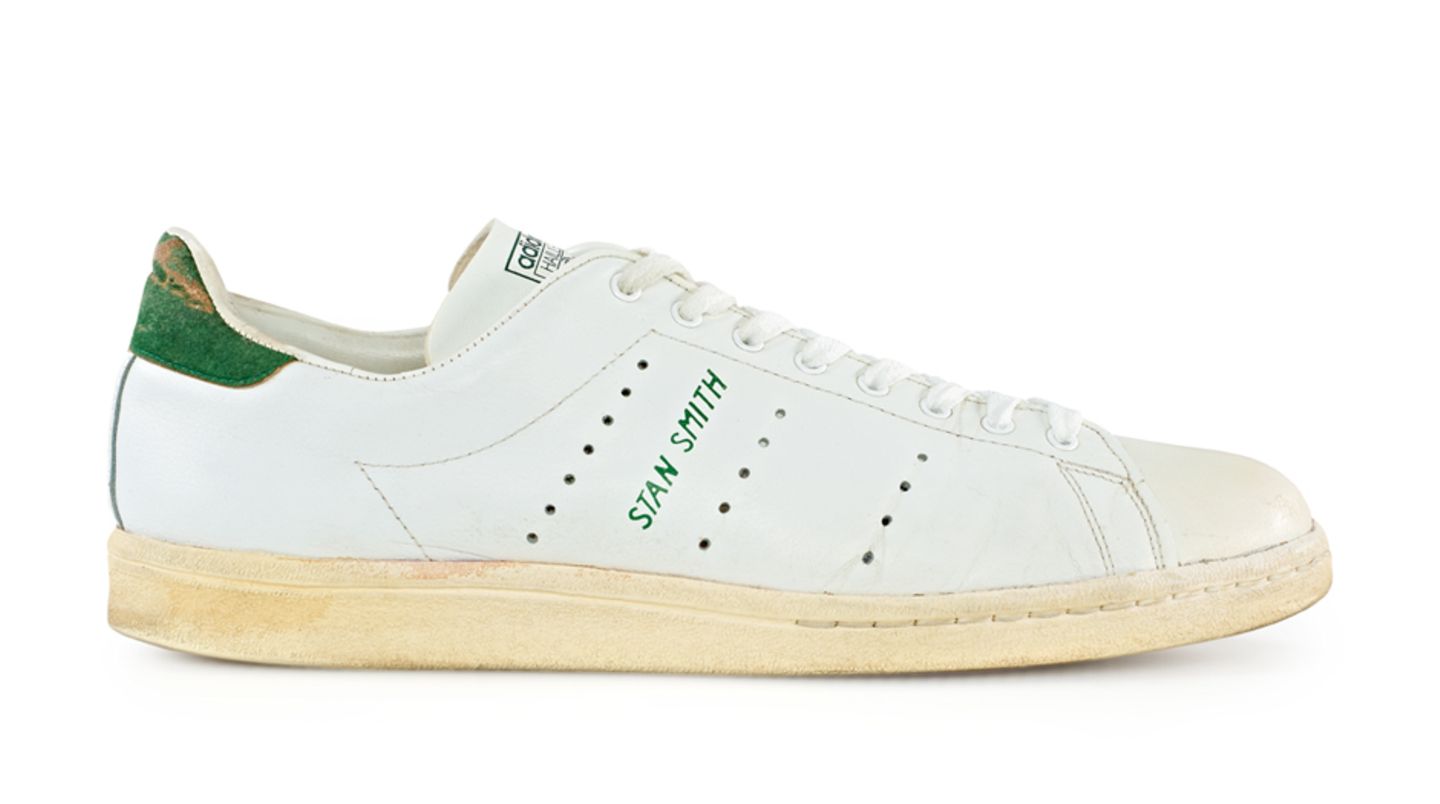 Ein schichter weißer Leder-Turnschuh