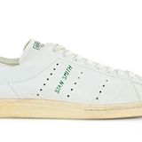 Ein schichter weißer Leder-Turnschuh