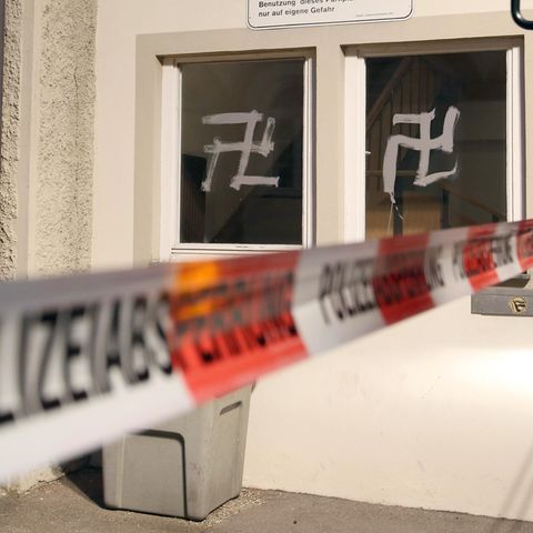 Hakenkreuze an der Wand einer Flüchtlingsunterkunft in Riedlingen in Baden-Württemberg (Archivbild)