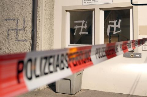 Hakenkreuze an der Wand einer Flüchtlingsunterkunft in Riedlingen in Baden-Württemberg (Archivbild)
