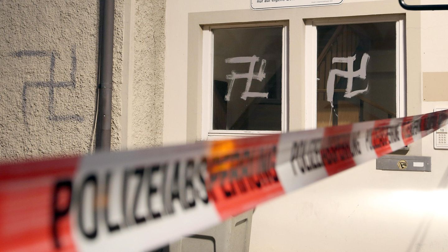 Hakenkreuze an der Wand einer Flüchtlingsunterkunft in Riedlingen in Baden-Württemberg (Archivbild)