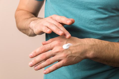Derzeit leiden viele Menschen unter trockenen Händen