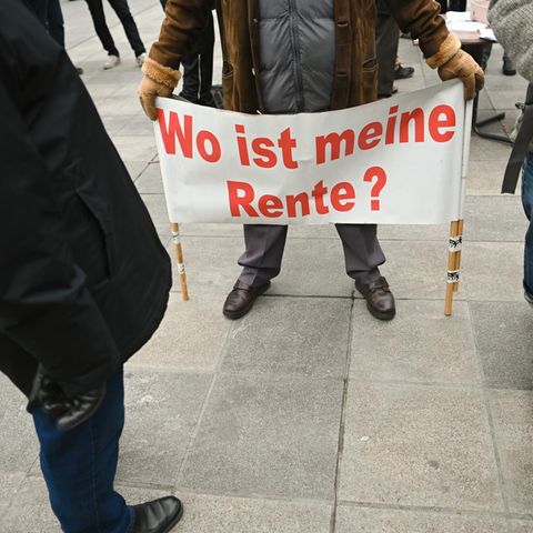 Wo ist meine Rente, steht in roten Buchstaben auf einem weißen Plakat