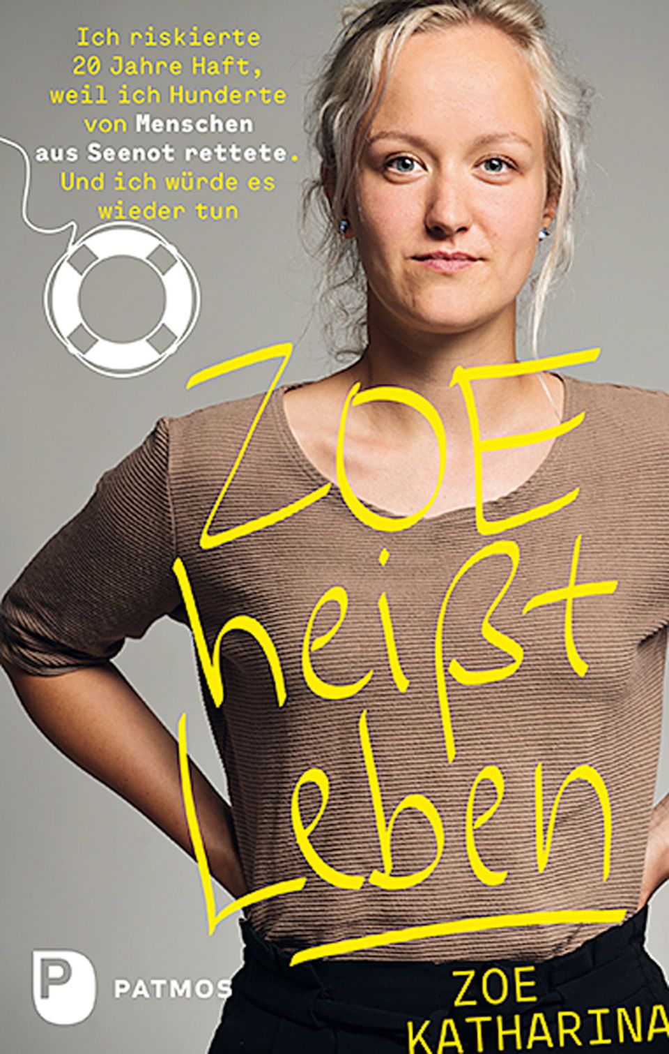 "Zoe heißt Leben" von Zoe Katharina Das Buchcover: Der Titel in gelber Schrift, dahinter Zoe Katharina mit blonden Haaren und braunem T-Shirt