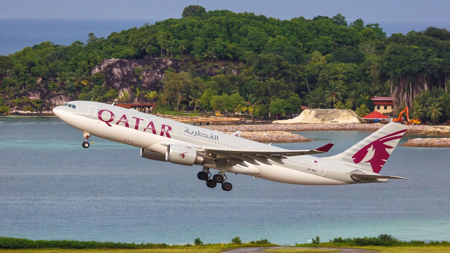 Start eines Airbus A330 von Qatar Airways auf dem Flughafen von Mahé auf den Seychellen.