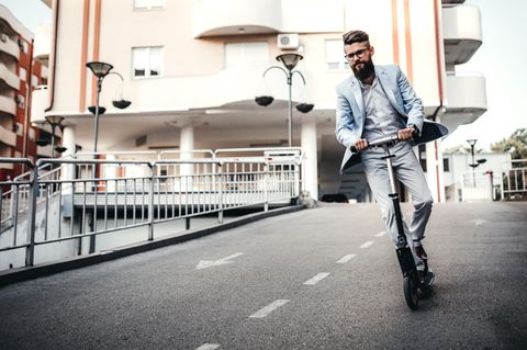 E-Scooter sind nicht leicht zu beherrschen. Wer so fahren will, muss lange üben (Symbolbild).