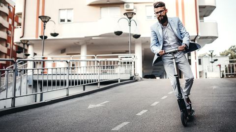E-Scooter sind nicht leicht zu beherrschen. Wer so fahren will, muss lange üben (Symbolbild).