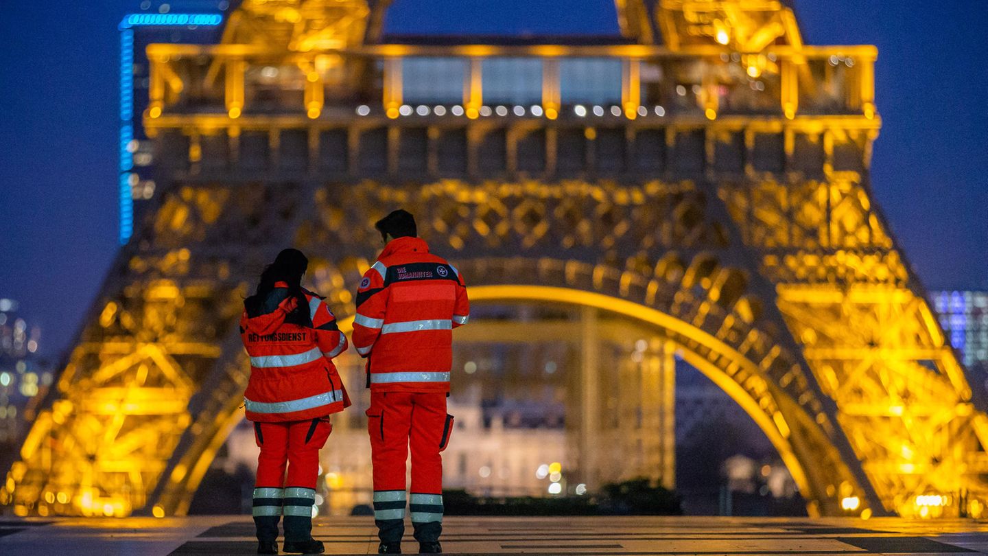Paris:  Eiffelturm leuchtet aus Solidarität mit dem Krankenhaus-Personal länger als sonst