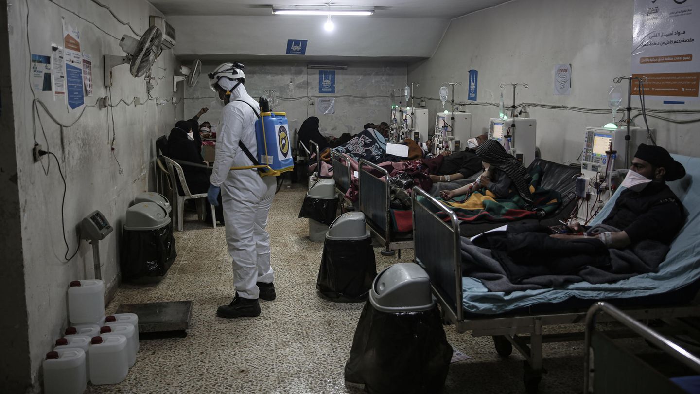 Ein Mitglied des syrischen Zivilschutzes versprüht Desinfektionsmittel in einem Krankenhaus