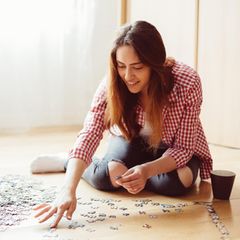 Eine junge Frau puzzelt