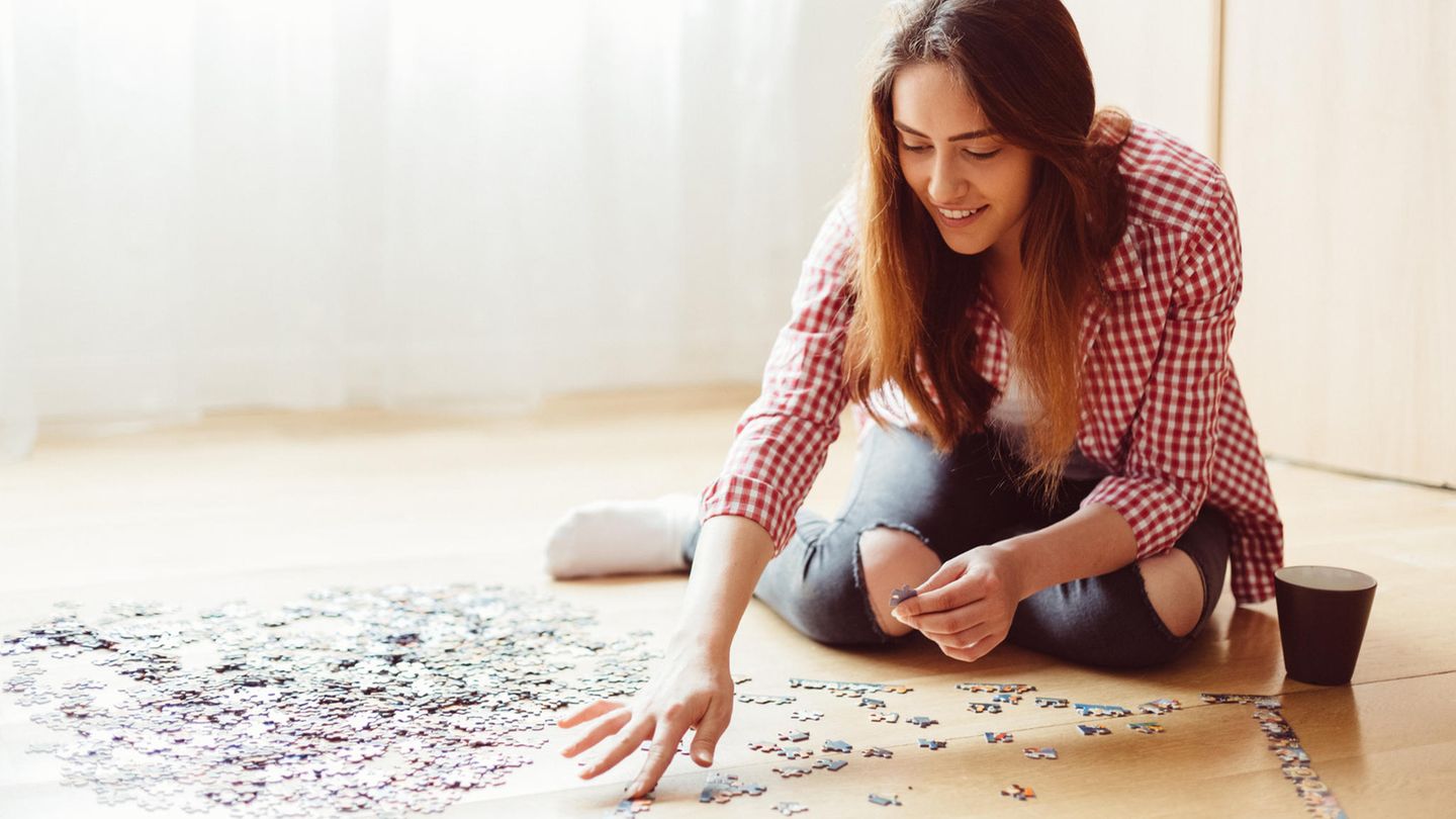 Eine junge Frau puzzelt