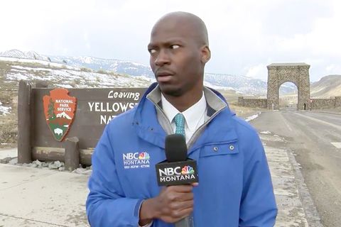 NBC-Reporter Deion Broxton flieht im Yellowstone Nationalpark vor einer Herde Bisons.