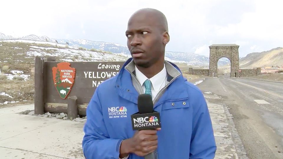 NBC-Reporter Deion Broxton flieht im Yellowstone Nationalpark vor einer Herde Bisons. NBC-Reporter Deion Broxton flieht im Yellowstone Nationalpark vor einer Herde Bisons.