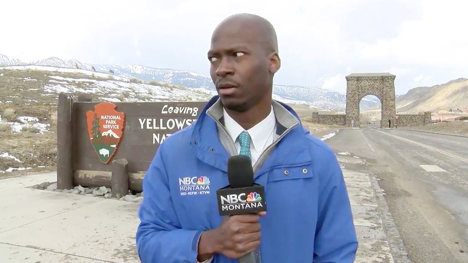 NBC-Reporter Deion Broxton flieht im Yellowstone Nationalpark vor einer Herde Bisons.