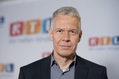 "Das übliche Glas Wasser unterm Moderationstisch ist leider dem Virus zum Opfer gefallen", sagt RTL-Moderator Peter Kloeppel.