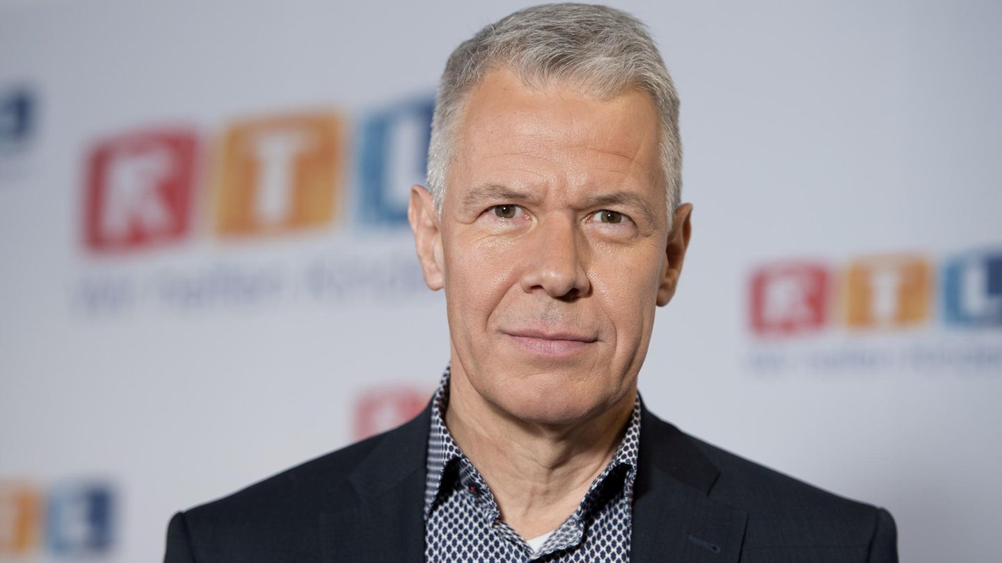 "Das übliche Glas Wasser unterm Moderationstisch ist leider dem Virus zum Opfer gefallen", sagt RTL-Moderator Peter Kloeppel.