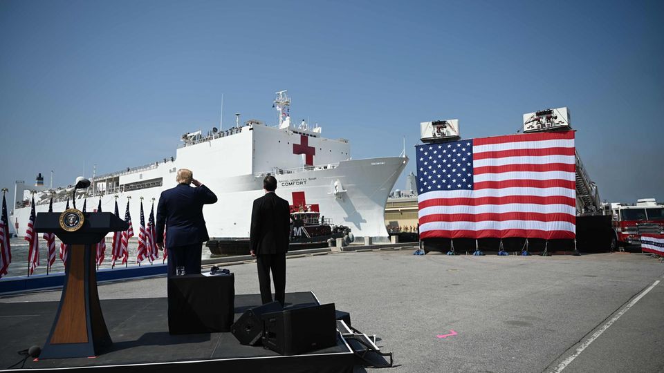 USA: Nach Wochen des Nichtstuns fährt Trump nun die Macht und den Pomp des US-Militärs auf. Nach Wochen des Nichtstuns fährt Trump nun die Macht und den Pomp des US-Militärs auf.
