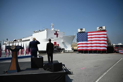 Nach Wochen des Nichtstuns fährt Trump nun die Macht und den Pomp des US-Militärs auf.