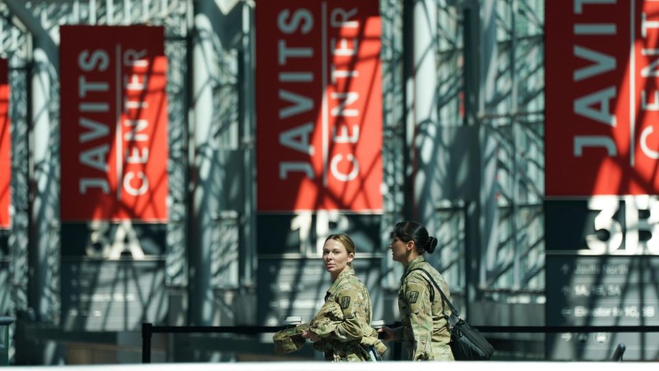 General Todd Semonite : In New York hat das Corps ein Krankenhaus gemeinsam mit den Truppen der National Garde errichtet. Weitere werden in den nächsten Tagen folgen. In New York hat das Corps ein Krankenhaus gemeinsam mit den Truppen der National Garde errichtet. Weitere werden in den nächsten Tagen folgen.