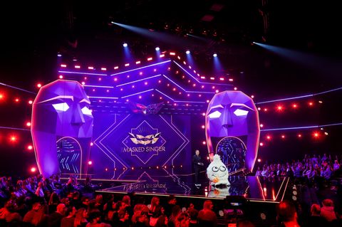 Die Figur "Der Wuschel" steht in der Prosieben-Show "The Masked Singer" neben Moderator Matthias Opdenhövel auf der Bühne