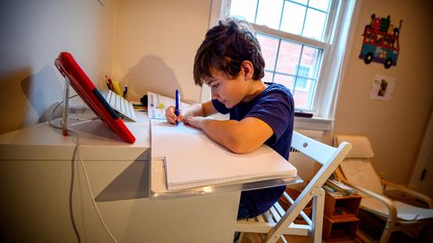 Ausnahmezustand: Ein Kind macht seine Aufgaben am heimischen Schreibtisch (Symbolfoto)