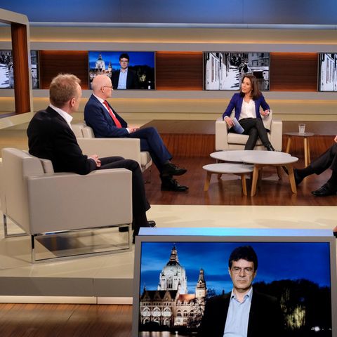 Anne Will spricht in ihrer Talkshow mit ihren Gästen darüber, wie es in Deutschland weitergeht in der Coronakrise