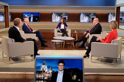 Anne Will spricht in ihrer Talkshow mit ihren Gästen darüber, wie es in Deutschland weitergeht in der Coronakrise