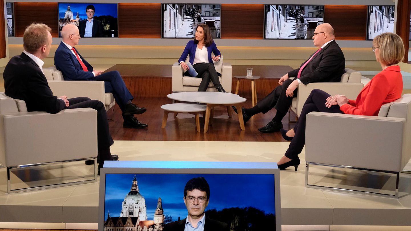Anne Will spricht in ihrer Talkshow mit ihren Gästen darüber, wie es in Deutschland weitergeht in der Coronakrise