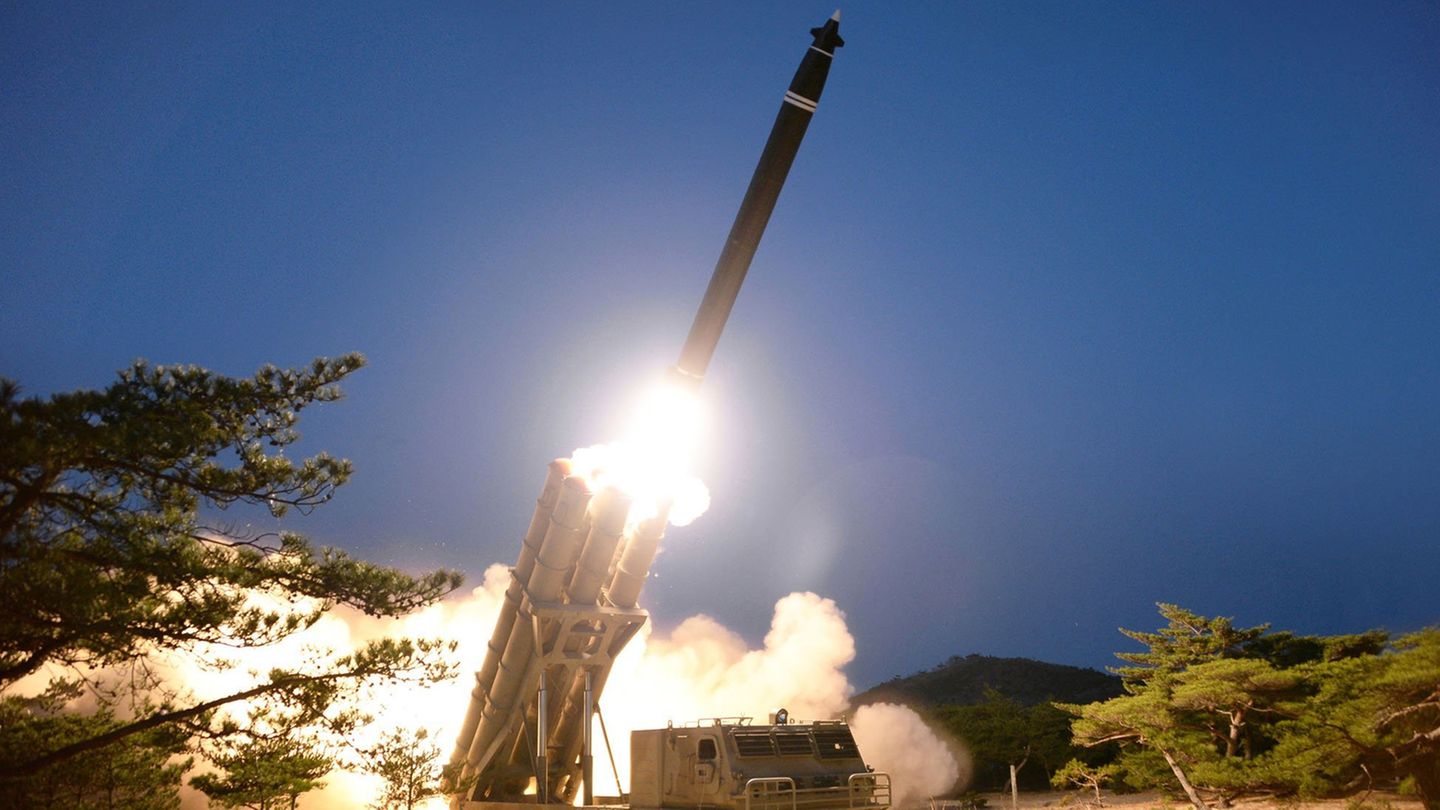 Dieses von der staatlichen nordkoreanischen Nachrichtenagentur KCNA zur Verfügung gestellte Foto zeigt einen Raketentest