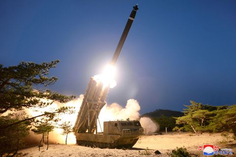 Dieses von der staatlichen nordkoreanischen Nachrichtenagentur KCNA zur Verfügung gestellte Foto zeigt einen Raketentest