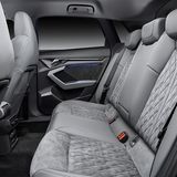 Hinten hat man als Erwachsener einigermaßen Platz