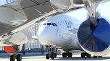 Vor dem Hangar der Lufthansa Technik am Flughafen Frankfurt parken weitere Jets vom Typ Airbus A380. Die Triebwerke sind schon verdeckt.