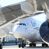 Vor dem Hangar der Lufthansa Technik am Flughafen Frankfurt parken weitere Jets vom Typ Airbus A380. Die Triebwerke sind schon verdeckt.